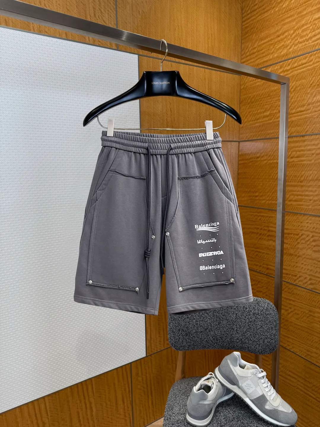 Balenciaga's three-standard complete 2026 summer New Arrival men's casual shorts, advanced custom-made Breathable fabric, Breathable fabric, extremely stretchy and comfortable, impeccable details, top-grade accessories, original logo design concept, delicate and soft feel! The upper body fit is awesome! Size: M-XXXL Please state your height and weight when ordering